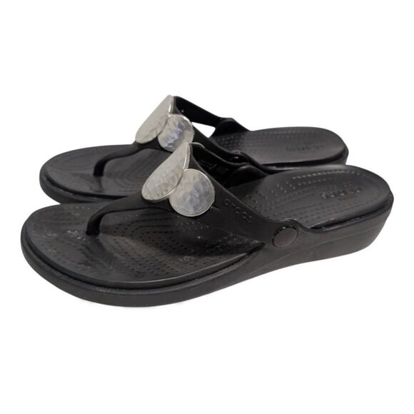 Crocs Sanrah Hammered Medallion Circle Wedge Black Thong Sandals Womens Size 8 - Picture 1 of 8